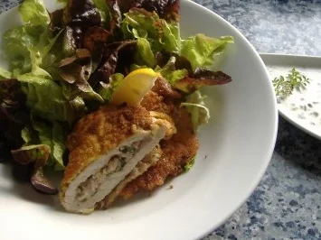 Rezept: Gefülltes Kalbsschnitzel mit Buttermilchremoulade und Blattsalat Gefülltes Kalbsschnitzel mit Buttermilchremoulade und Blattsalat - Rezept