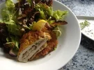 Gefülltes Kalbsschnitzel mit Buttermilchremoulade und Blattsalat - Rezept