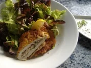 Gefülltes Kalbsschnitzel mit Buttermilchremoulade und Blattsalat - Rezept