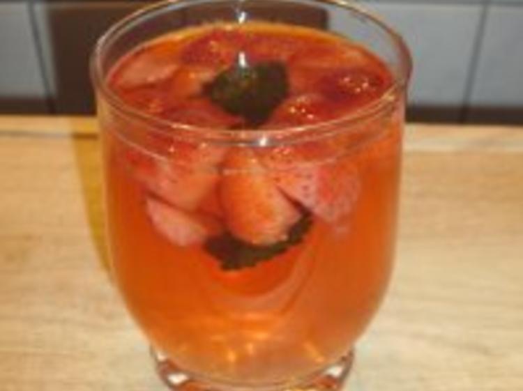 Erdbeer-Campari-Bowle - Rezept mit Bild - kochbar.de