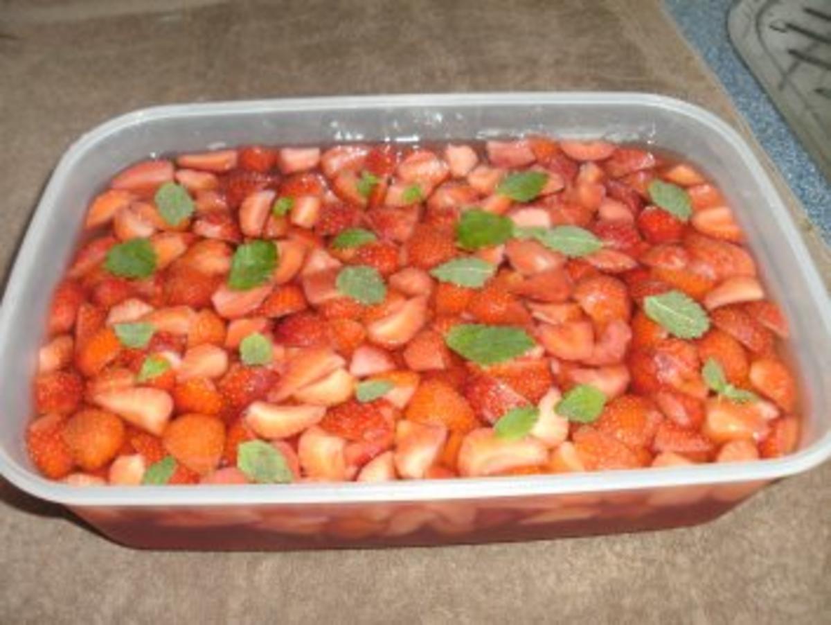 Erdbeer-Campari-Bowle - Rezept - Bild Nr. 2