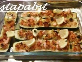 Rezept: Zucchini mit einer Lachs-Parmesan-Füllung Zucchini mit einer Lachs-Parmesan-Füllung - Rezept