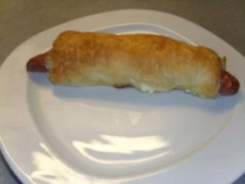 Pikante Kuchen: Käsewürstchen im Blätterteig - Rezept