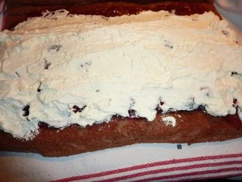 Rezept: Torten: Schwarzwälder Kirschrolle Bild Nr. 4 Torten: Schwarzwälder Kirschrolle - Rezept - Bild Nr. 4