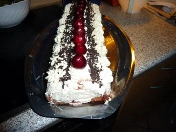 Rezept: Torten: Schwarzwälder Kirschrolle Bild Nr. 5 Torten: Schwarzwälder Kirschrolle - Rezept - Bild Nr. 5