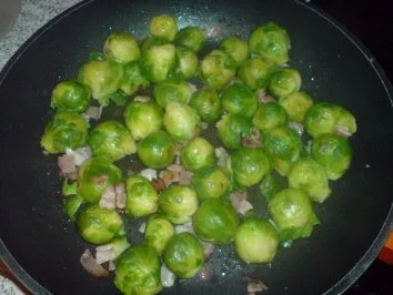 Rezept: Rosenkohl-Speck-Hackfleisch-Kartoffel-Auflauf Bild Nr. 2 Rosenkohl-Speck-Hackfleisch-Kartoffel-Auflauf - Rezept - Bild Nr. 2