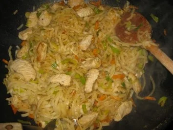 Rezept: Putenschnitzel mit Mie-Nudeln u. Gemüse Putenschnitzel mit Mie-Nudeln u. Gemüse - Rezept