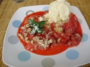 Marinierte Erdbeeren mit Streuseln und Vanilleeis - Rezept