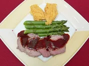 Pochiertes Kalbsfleisch an Kartoffel-Rübenmousse mit Gemüse - Rezept