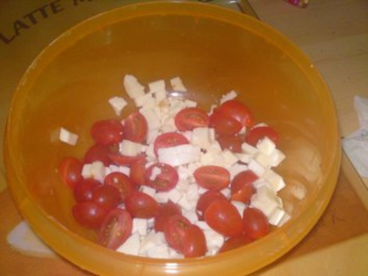 Tomate-Mozarella Salat mit Nudeln - Rezept - Bild Nr. 3