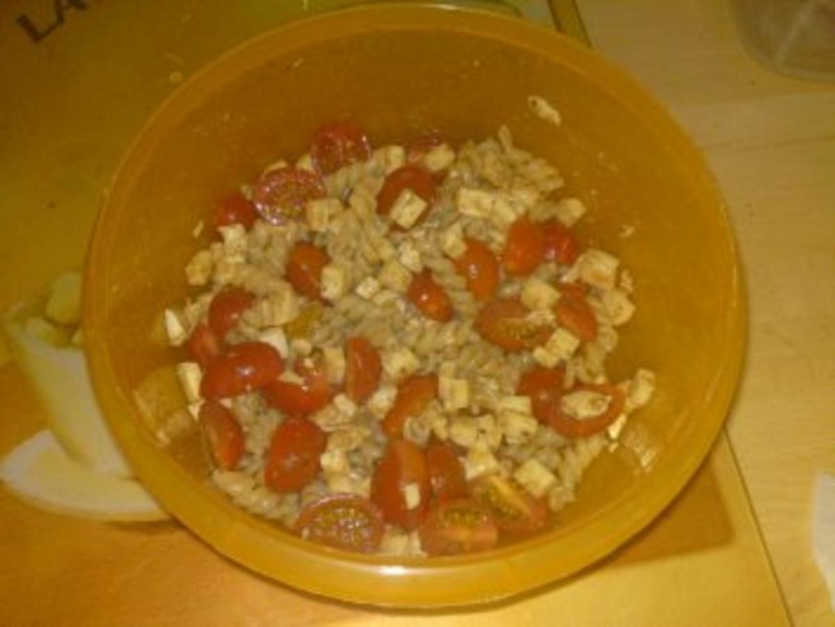 Tomate-Mozarella Salat mit Nudeln - Rezept
