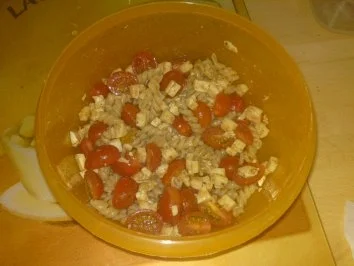 Tomate-Mozarella Salat mit Nudeln - Rezept