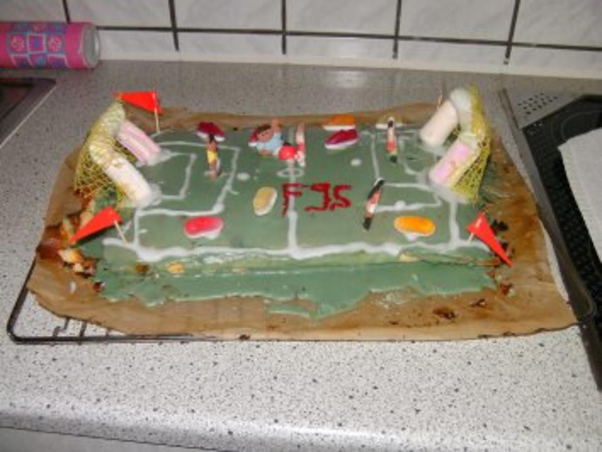 Bilder für Fussballkuchen grosser Wunsch meiner Tochter, die ein riesen Fortuna Düsseldorf Fan ist, zum 7. Geburtstag - Rezept