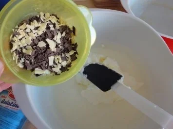 Rezept: Stracciatella-Erdbeer-Kuchen Bild Nr. 5 Stracciatella-Erdbeer-Kuchen - Rezept - Bild Nr. 5