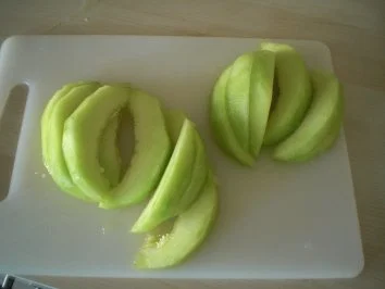 Rezept: Lavendelkonfierte Melonen mit gebackenem Ziegenkäse Bild Nr. 3 Lavendelkonfierte Melonen mit gebackenem Ziegenkäse - Rezept - Bild Nr. 3