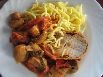 Rezept: Filetbraten im Speckmantel mit Champignon-Paprika-Gemüse Filetbraten im Speckmantel mit Champignon-Paprika-Gemüse - Rezept