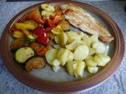 Gemüsebeilage - Sommergemüse mit Kartoffelsalat und Alaska-Seelachs - Rezept