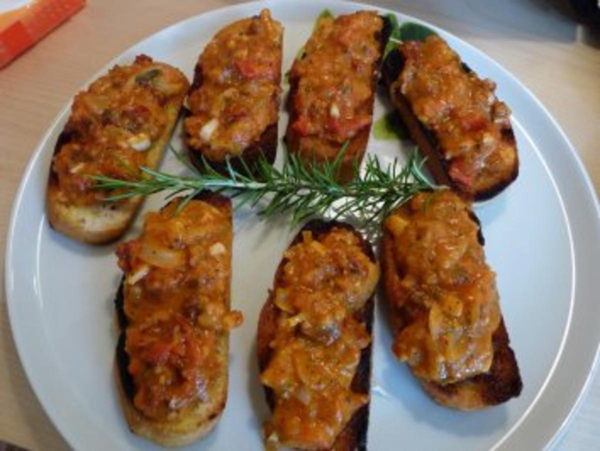 Bilder für Bruschetta mit Fleisch frischer Tomaten und Rispentomaten in vierteln - Rezept