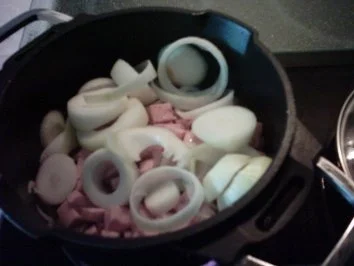 Wurstgulasch mit Thymian-Nudeln - Rezept - Bild Nr. 3