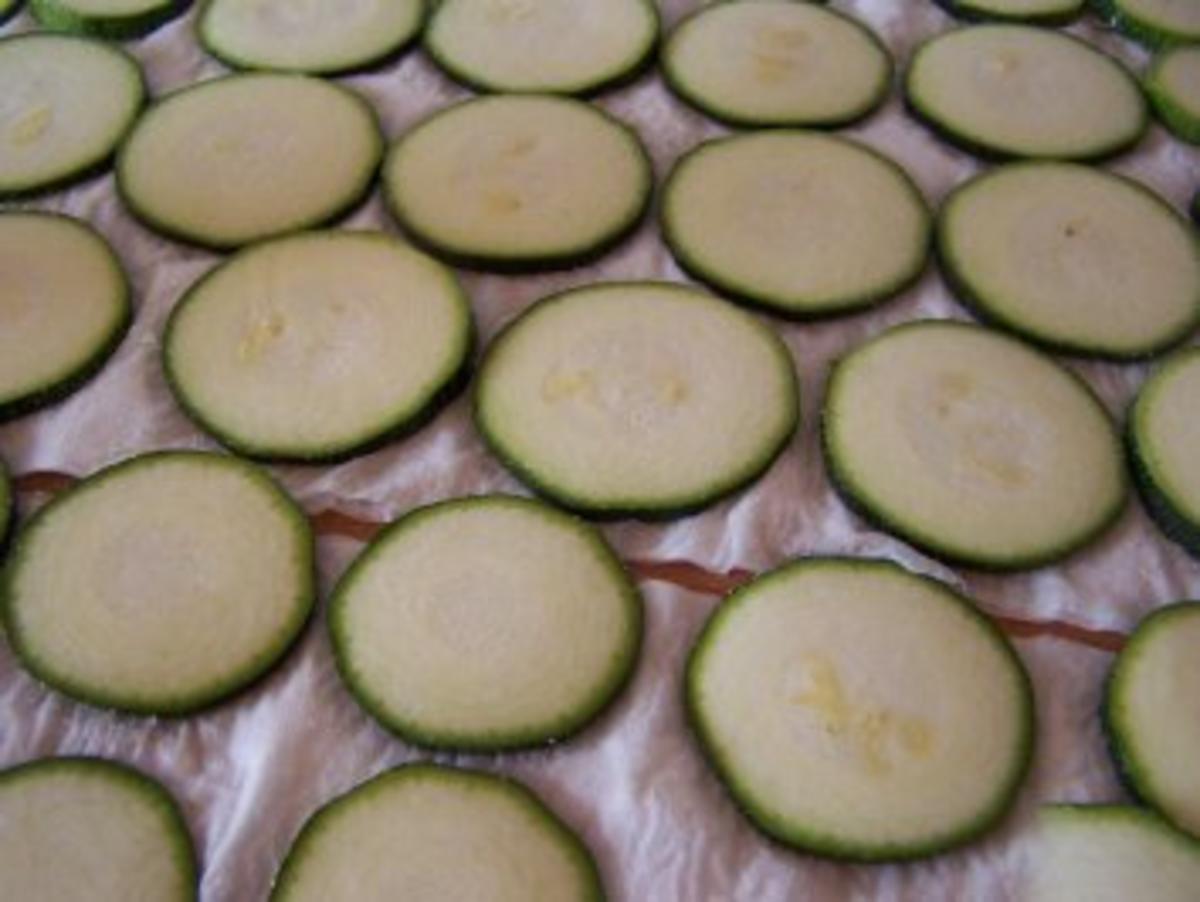Gratinierte Zucchini-Kartoffelpfanne mit frittiertem Salbei - Rezept - Bild Nr. 2