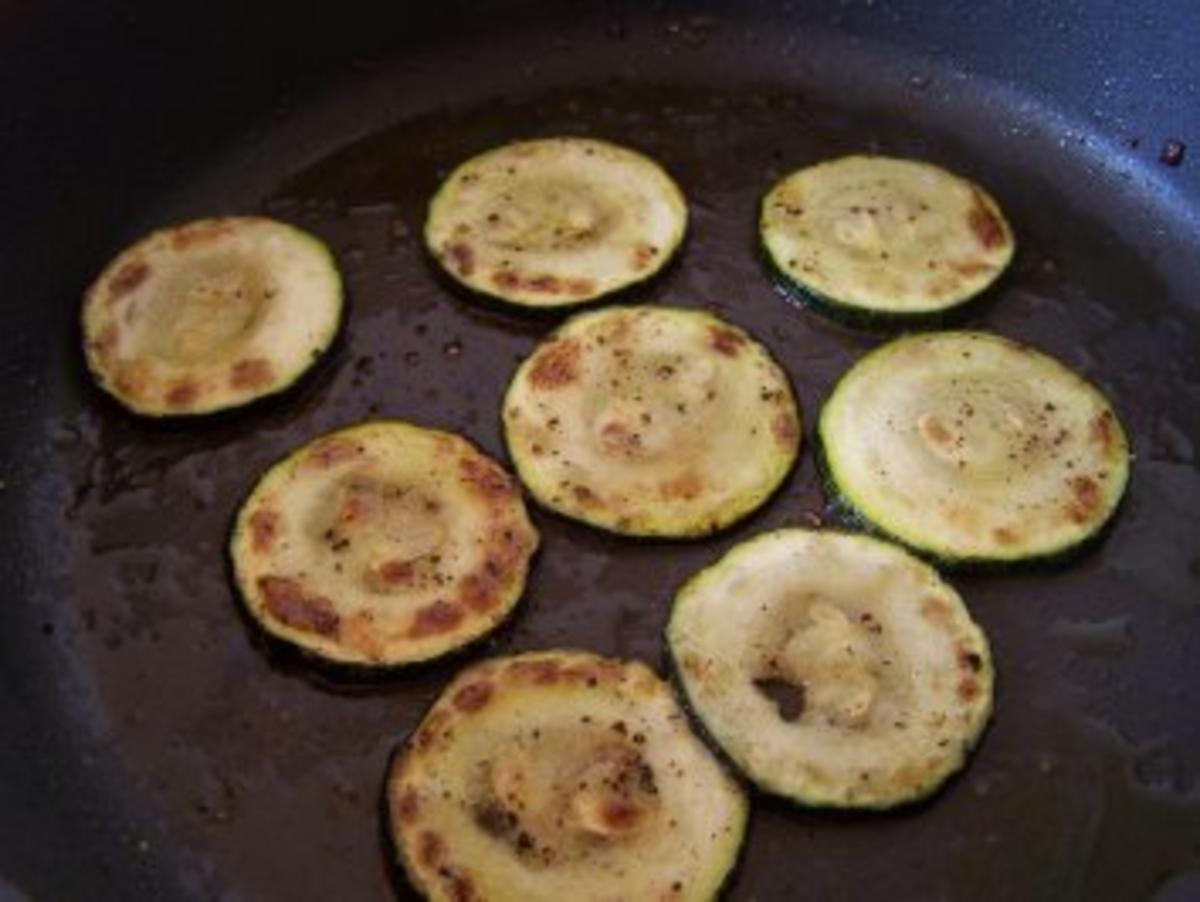 Gratinierte Zucchini-Kartoffelpfanne mit frittiertem Salbei - Rezept - Bild Nr. 6