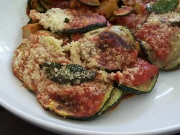 Gratinierte Zucchini-Kartoffelpfanne mit frittiertem Salbei - Rezept