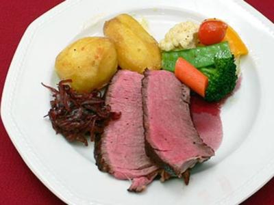 Rezept: Ochsenkotelett mit Zwiebelkompott und Rotweinbutter, dazu Lorbeerkartoffeln Ochsenkotelett mit Zwiebelkompott und Rotweinbutter, dazu Lorbeerkartoffeln - Rezept