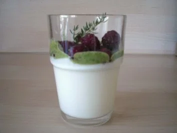 Joghurt-Thymian-Pannacotta mit Himbeeren an Kräuterhonig - Rezept