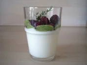 Joghurt-Thymian-Pannacotta mit Himbeeren an Kräuterhonig - Rezept