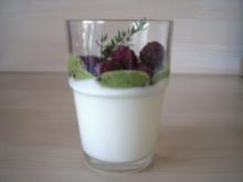 Joghurt-Thymian-Pannacotta mit Himbeeren an Kräuterhonig - Rezept