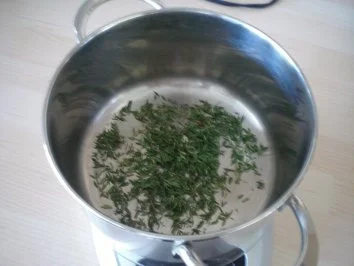 Joghurt-Thymian-Pannacotta mit Himbeeren an Kräuterhonig - Rezept - Bild Nr. 2