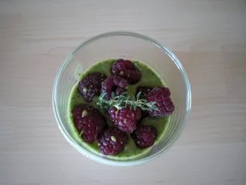 Joghurt-Thymian-Pannacotta mit Himbeeren an Kräuterhonig - Rezept - Bild Nr. 7