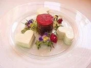 Gemüsetürmchen auf Blütenmeer gebettet mit Mozzarellaherzen - Rezept