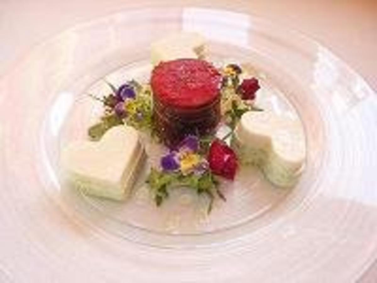 Bilder für Gemüsetürmchen auf Blütenmeer gebettet mit Mozzarellaherzen - Rezept