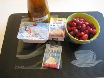 Rezept: Quark mit Sahne und Erdbeeren Bild Nr. 2 Quark mit Sahne und Erdbeeren - Rezept - Bild Nr. 2