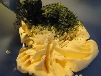 Rezept: Meine Knoblauch-Kräuter-Butter Bild Nr. 2 Meine Knoblauch-Kräuter-Butter - Rezept - Bild Nr. 2