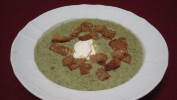 Brennesselsuppe mit Brennesselblätter und Butter - Rezept mit Bild ...