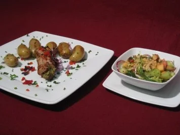 Rezept: Schweinerouladen mit Rucola und Parmesan vom Grill an gegrillten Kartoffeln Schweinerouladen mit Rucola und Parmesan vom Grill an gegrillten Kartoffeln - Rezept