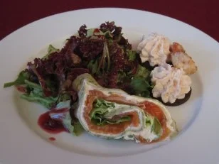 Lachscrepes und Forellenmousse auf Pumpernickel an Salatbouquet - Rezept