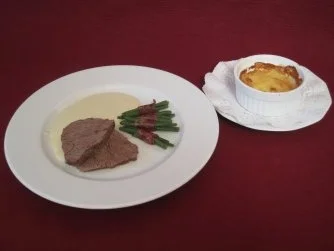Filet vom Ochsen mit milder Gorgonzola-Soße, Kartoffelgratin und Bohnenbündel - Rezept