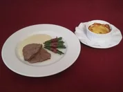 Filet vom Ochsen mit milder Gorgonzola-Soße, Kartoffelgratin und Bohnenbündel - Rezept