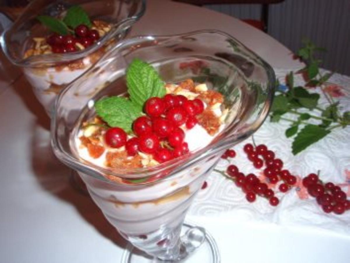 Dessert: Quark-Joghurt-Creme mit Beeren und Mandelkrokant - Rezept