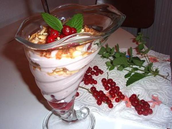 Dessert: Quark Joghurt Creme mit Beeren und Mandelkrokant - einfach ...