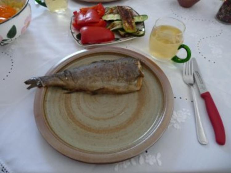 Fisch : Geräucherte Forelle mit Kartoffelsalat und Grillzucchini ...