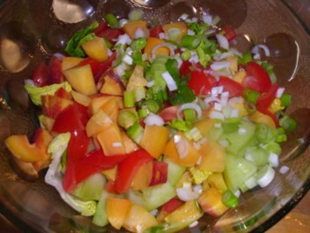 Sommersalat mit Putenstreifen und Knoblauchdressing - Rezept - Bild Nr. 3