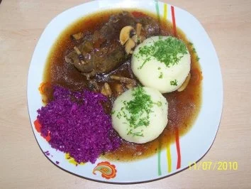 Rezept: gefüllte Rinderroulade mit Paprika-Championsoße und Rohkostsalat gefüllte Rinderroulade mit Paprika-Championsoße und Rohkostsalat - Rezept