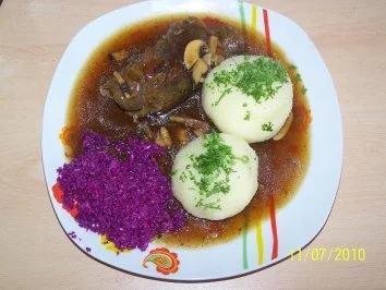 Rezept: gefüllte Rinderroulade mit Paprika-Championsoße und Rohkostsalat Bild Nr. 3 gefüllte Rinderroulade mit Paprika-Championsoße und Rohkostsalat - Rezept - Bild Nr. 3