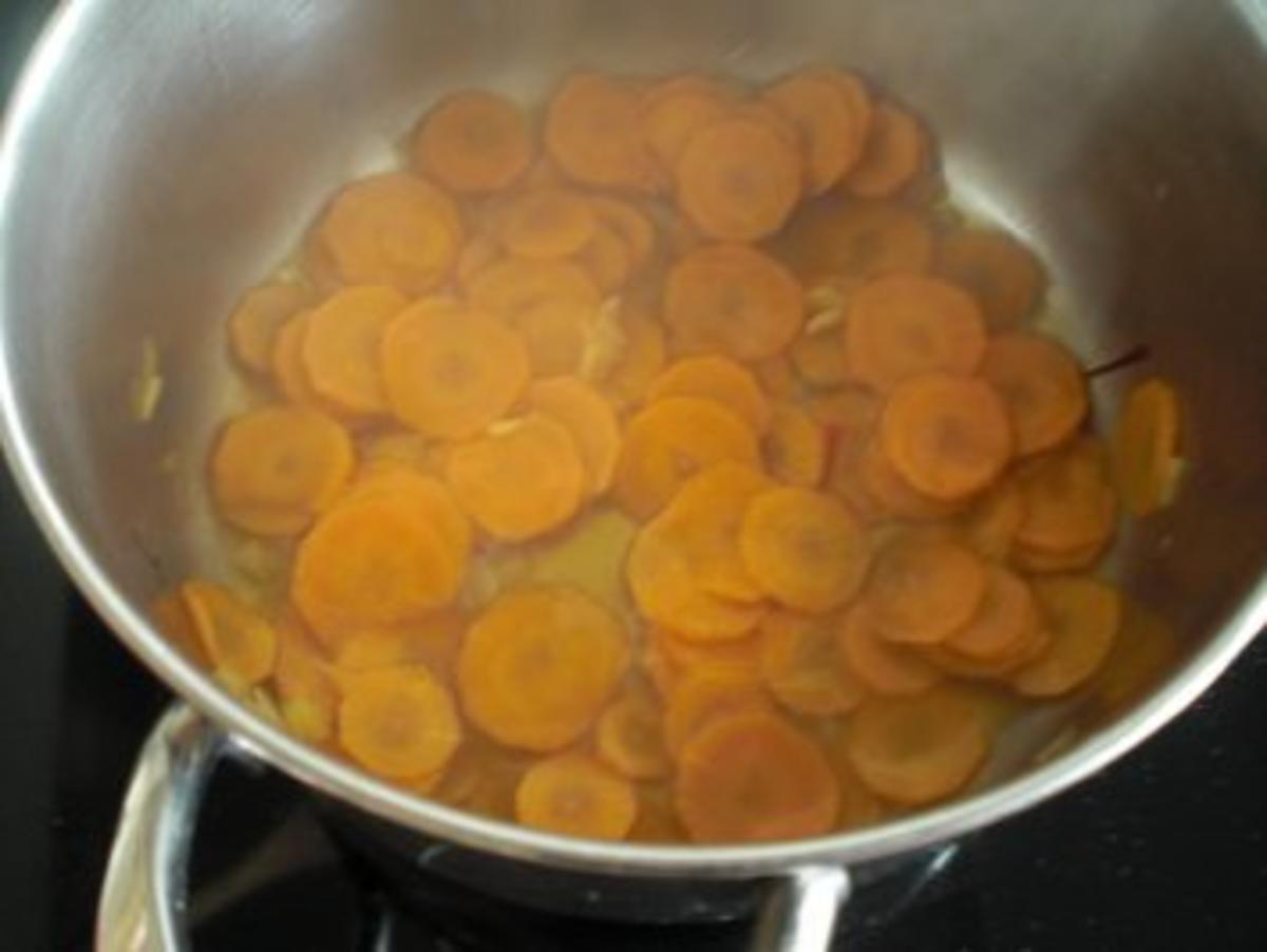 Jakobsmuscheln-Safran-Crumble mit Karotten-Confit und Orangenblüten-Laksa - Rezept - Bild Nr. 4