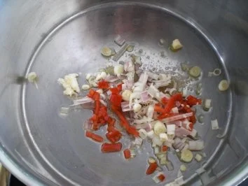 Jakobsmuscheln-Safran-Crumble mit Karotten-Confit und Orangenblüten-Laksa - Rezept - Bild Nr. 5