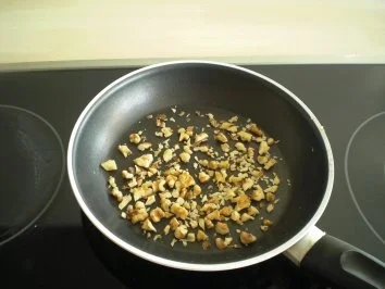 Jakobsmuscheln-Safran-Crumble mit Karotten-Confit und Orangenblüten-Laksa - Rezept - Bild Nr. 10